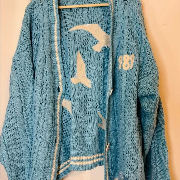 Taylor Swift Light Blue Cable Knit Cardigan - Picture 5 of 11